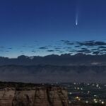 El cometa Neowise visto desde el mirador del Monumento Nacional de Colorado / NASA