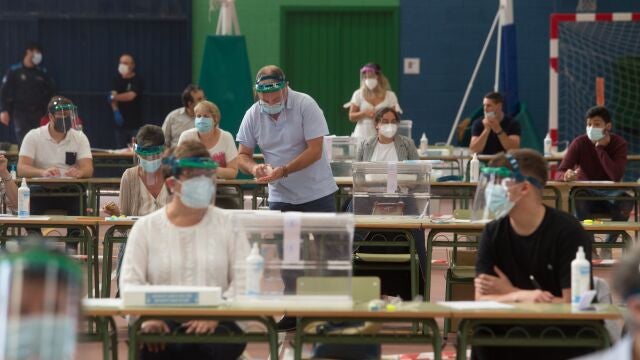 Votación de las elecciones autonómicas de Galicia, en Burela (Lugo/Galicia/España) a 12 de julio de 2020.