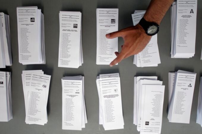 Papeletas en un colegio electoral durante las elecciones autonómicas gallegas en 2019