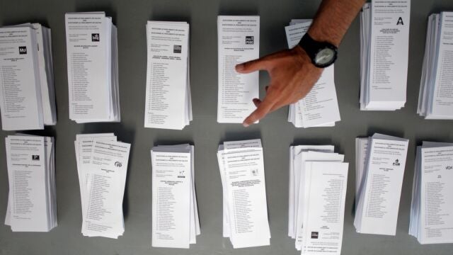Papeletas en un colegio electoral durante las elecciones autonómicas gallegas en 2019