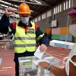 Un trabajador de ALCOA vota en un colegio electoral de Burela