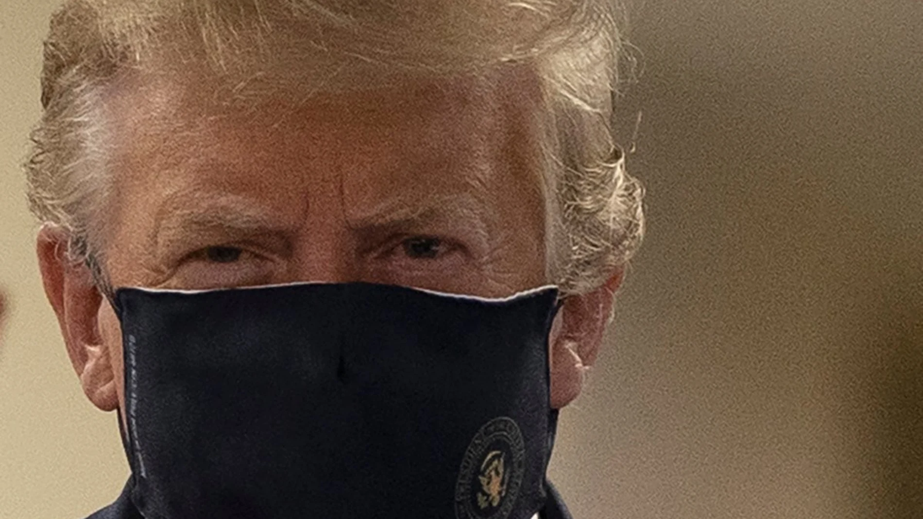 U.S. President Donald Trump wears a mask while visiting Walter Reed National Military Medical Center in Bethesda, Maryland, U.S., July 11, 2020. REUTERS/Tasos Katopodis