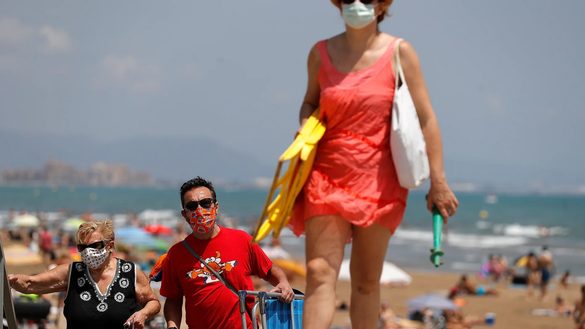 El tiempo estable y soleado llena las playa de la Comunitat Valenciana