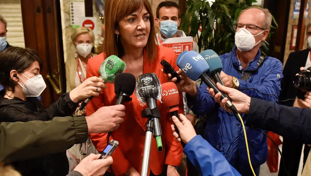 La candidata socialista a las elecciones vascas, Idoia Mendia, atiende a los medios de comunicación tras votar este domingo en un colegio electoral de Bilbao.