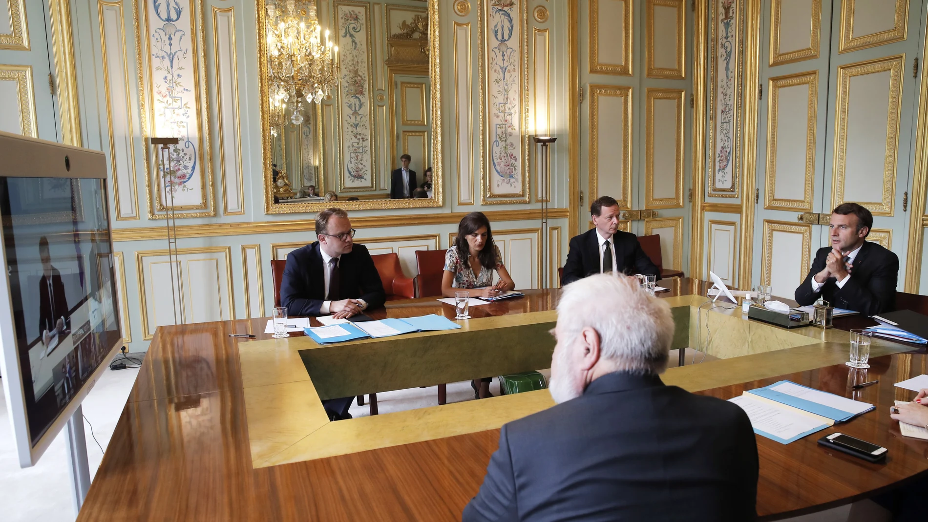 El presidente francés, Emmanuel Macron, participa en una reunión telemática con los líderes de Serbia y Kosovo el pasado viernes