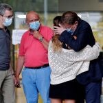 El presidente de la Generalitat, Ximo Puig, se abraza a una de las hijas del concejal de Hacienda, Ramón Vilar, fallecido el pasado sábado por la noche por un infarto. En la imagen, junto a Puig, el conseller de Política Territorial, Arcadi España (i), y el subdelegado del Gobierno en Valencia, Rafael Rubio.