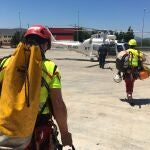 Efectivos de Emergencias se dirigen a un helicóptero de la Generalitat