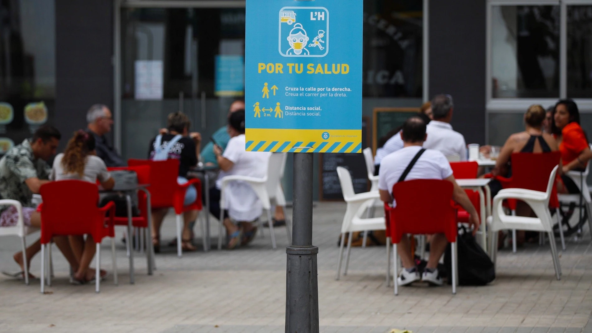 Un cartel informa de la obligatoriedad de usar mascarilla en una calle en L'Hospitalet. EFE/ Alejandro Garcìa