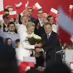 El presidente polaco, Andrzej Duda, y su mujer Agata celebran con sus seguidores su victoria en las presidenciales