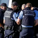  Cacería humana en Alemania: buscan a un fugitivo vestido de militar y armado con pistola, cuchillo y un arco con flechas