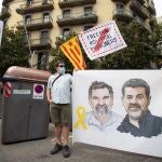 Miembros y simpatizantes de la Asamblea Nacional Catalana (ANC) y Òmnium Cultural se manifiestan ante la sede de la Delegación del Gobierno en Barcelona este domingo con motivo de los 1.000 días de prisión que cumplen Jordi Sánchez y Jordi Cuixart.
