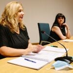 La delegada territorial, Yolanda de Gregorio, y Elena del Vado informan del brote
