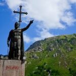 Estatua de Don Pelayo en lo alto del Monte Auseva.
