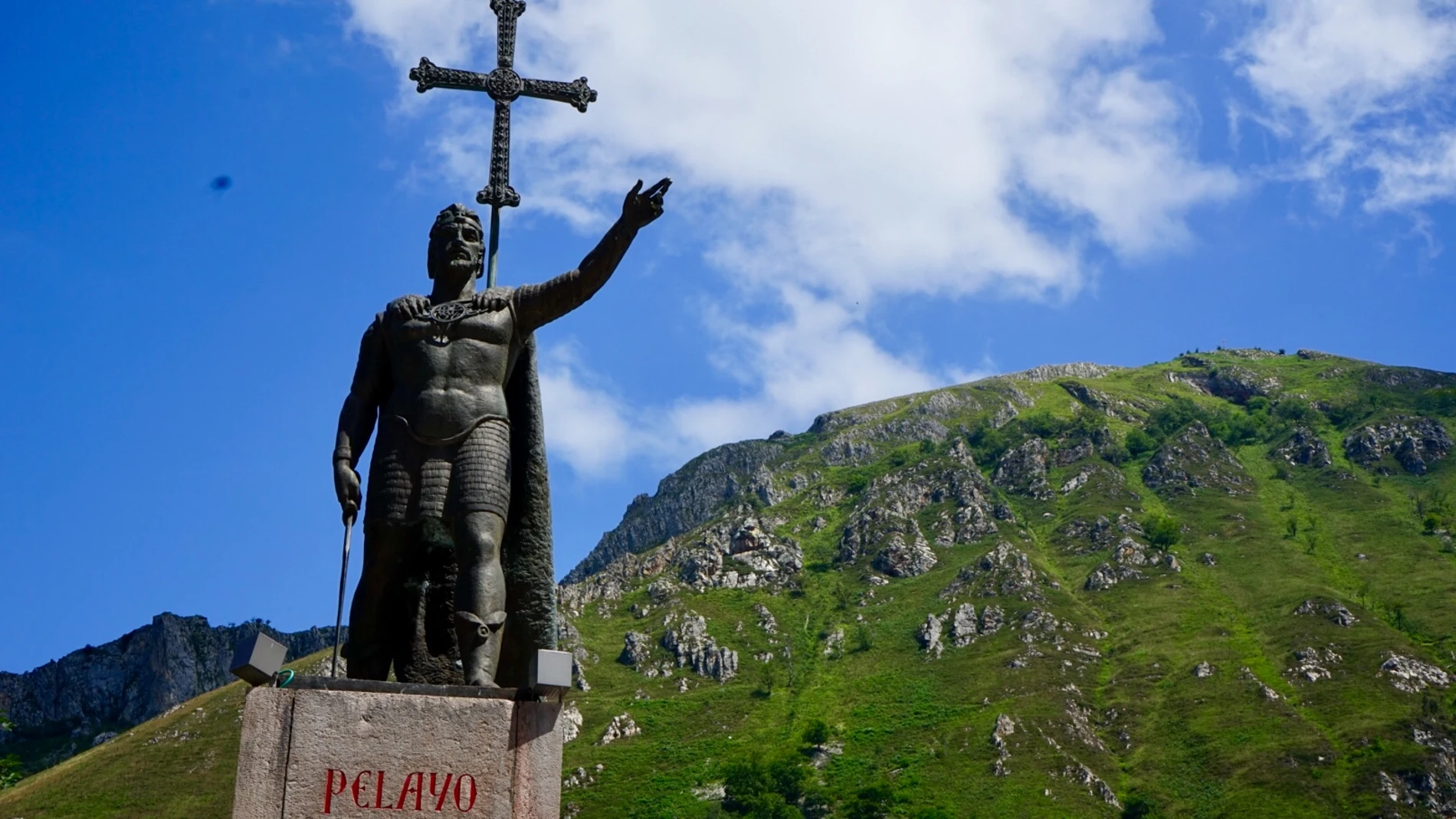 Estatua de Don Pelayo en lo alto del Monte Auseva.