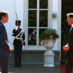 primer ministro holandés, Mark Rutte (d), recibe este lunes en La Haya al presidente español, Pedro Sánchez. Minutos antes de comenzar la reunión con Sánchez en su residencia oficial de La Hay