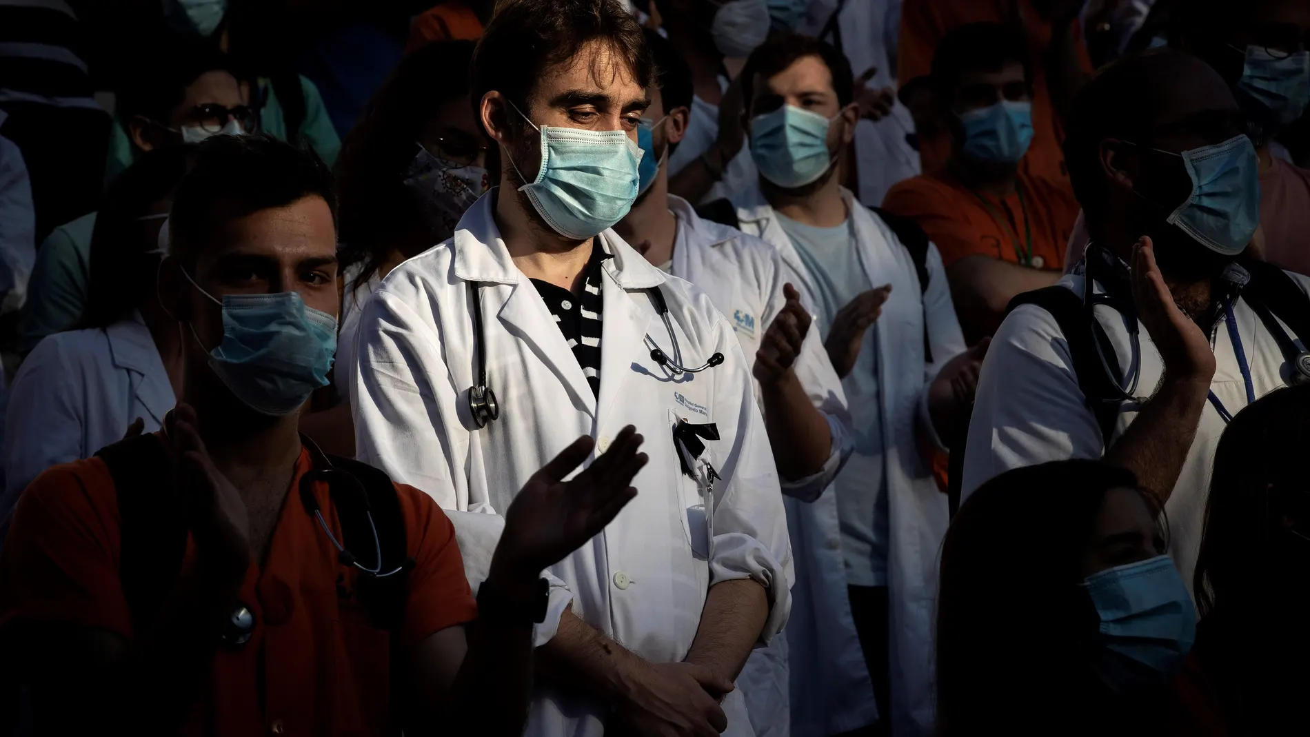 Los médicos residentes (MIR) del Hospital Gregorio Marañón se manifiestan durante el inicio de la huelga con carácter indefinido para forzar a la Consejería de Sanidad a negociar un convenio colectivo que mejore sus condiciones laborales