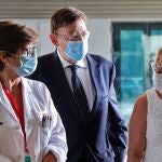 El presidente de la Generalitat, Ximo Puig, a su llegada esta mañana al Hospital Universitario y Politécnico La Fe, donde ha visitado los COVID-Robots del área de Microbiología