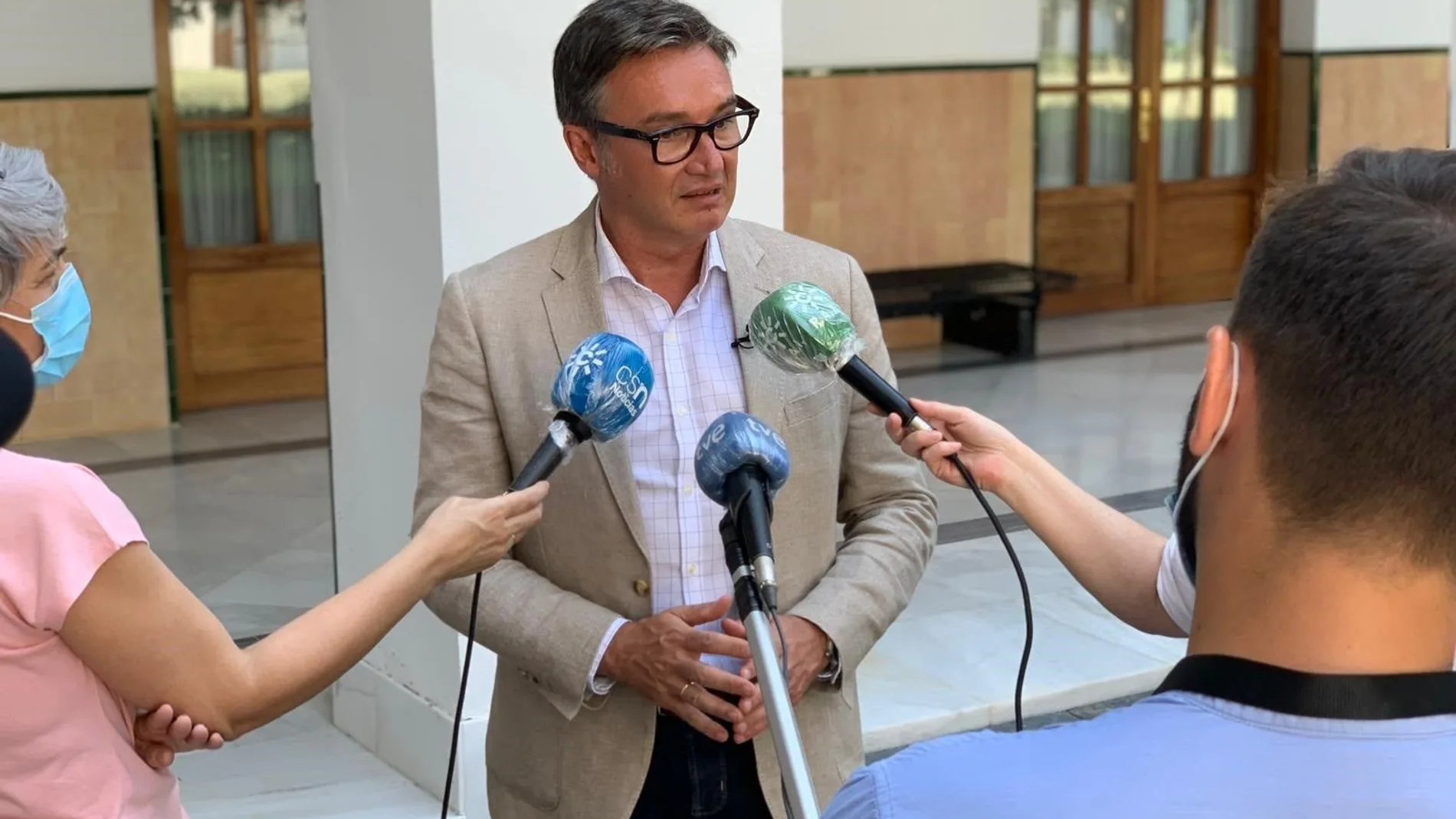 El presidente de la comisión para la recuperación, Manuel Gavira (Vox), en el Parlamento andaluz