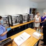 El presidente de la Generalitat, Ximo Puig (dcha), atiende las explicaciones de la microbióloga Mª Dolores Gómez, durante su visita a los COVID-Robots del área de Microbiología del Hospital Universitario y Politécnico La Fe