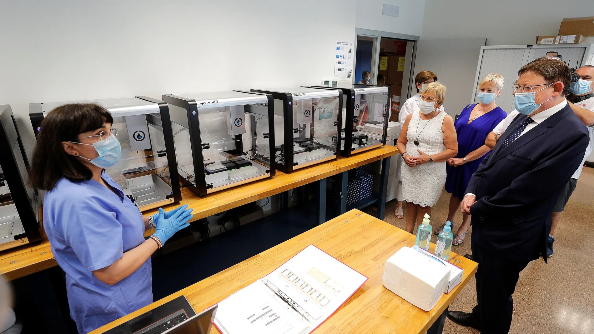El president Puig visita el área de Microbiología del Hospital La Fe