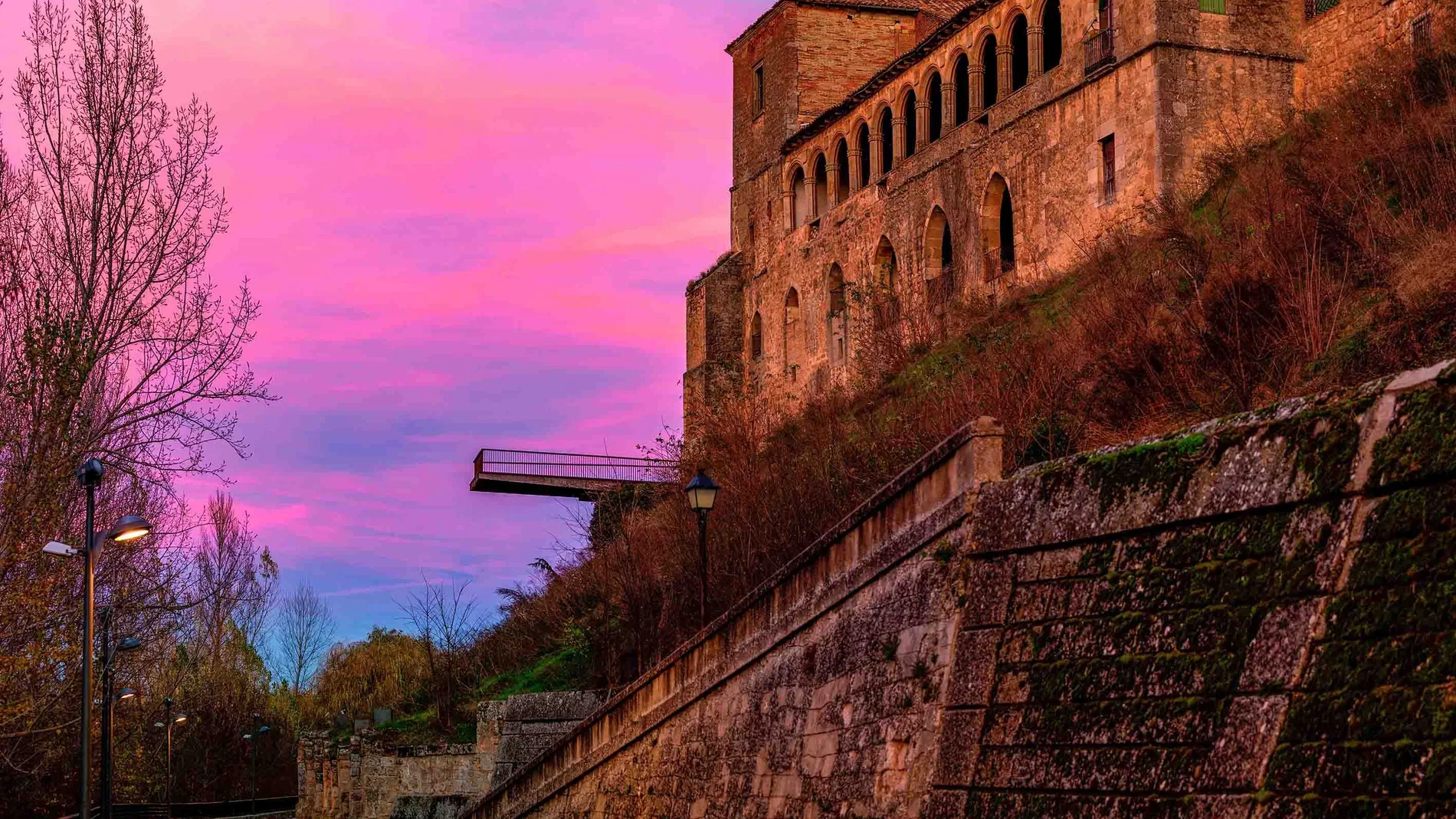 Dentro de las ciudades y villas medievales que componen la Red, entre Castilla-La Mancha y Castilla y León, se encuentran cuatro localidades, Almazán, Sigüenza, Consuegra y Ciudad Rodrigo, que no dejarán indiferente al visitante.