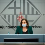 La alcaldesa Ada Colau (c) ofrece una rueda de prensa para informar sobre la situación del coronavirus en Barcelona, en el Ayuntamiento de la capital, Cataluña (España), a 13 de julio de 2020.13 JULIO 2020;COVID-19;REBROTE;PANDEMIA;CRISIS;SALUD;CRISISDavid Zorrakino / Europa Press13/07/2020