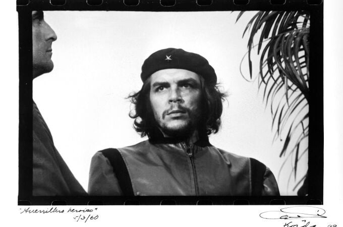 Una fotografía de Ernesto "Che" Guevara, en una exposición