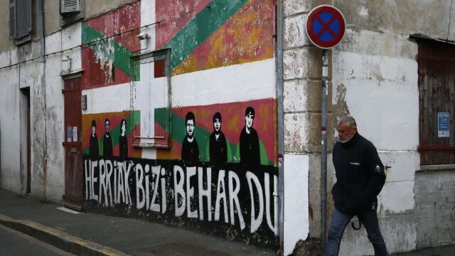 Una pintada en Bayona que reivindica al mundo proetarra