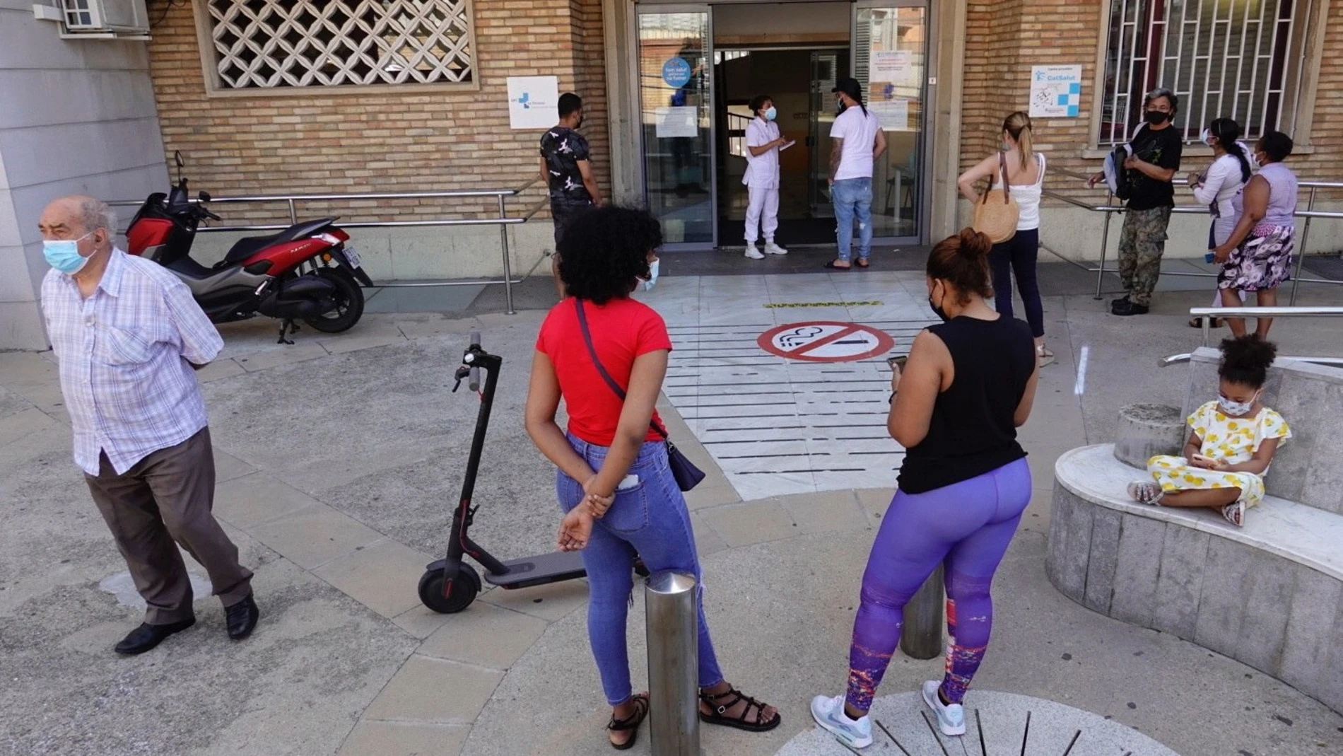 Varias personas aguardan su turno a las puertas de CAP del barrio de La Torrassa en Hospitalet (Barcelona)