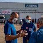 Varios de los trabajadores de la planta de Airbus de Tablada en Sevilla se han reunido esta mañana en asamblea, convocados por los sindicatos, para ratificar las movilizaciones en defensa del empleo y por el futuro del sector aeronáutico