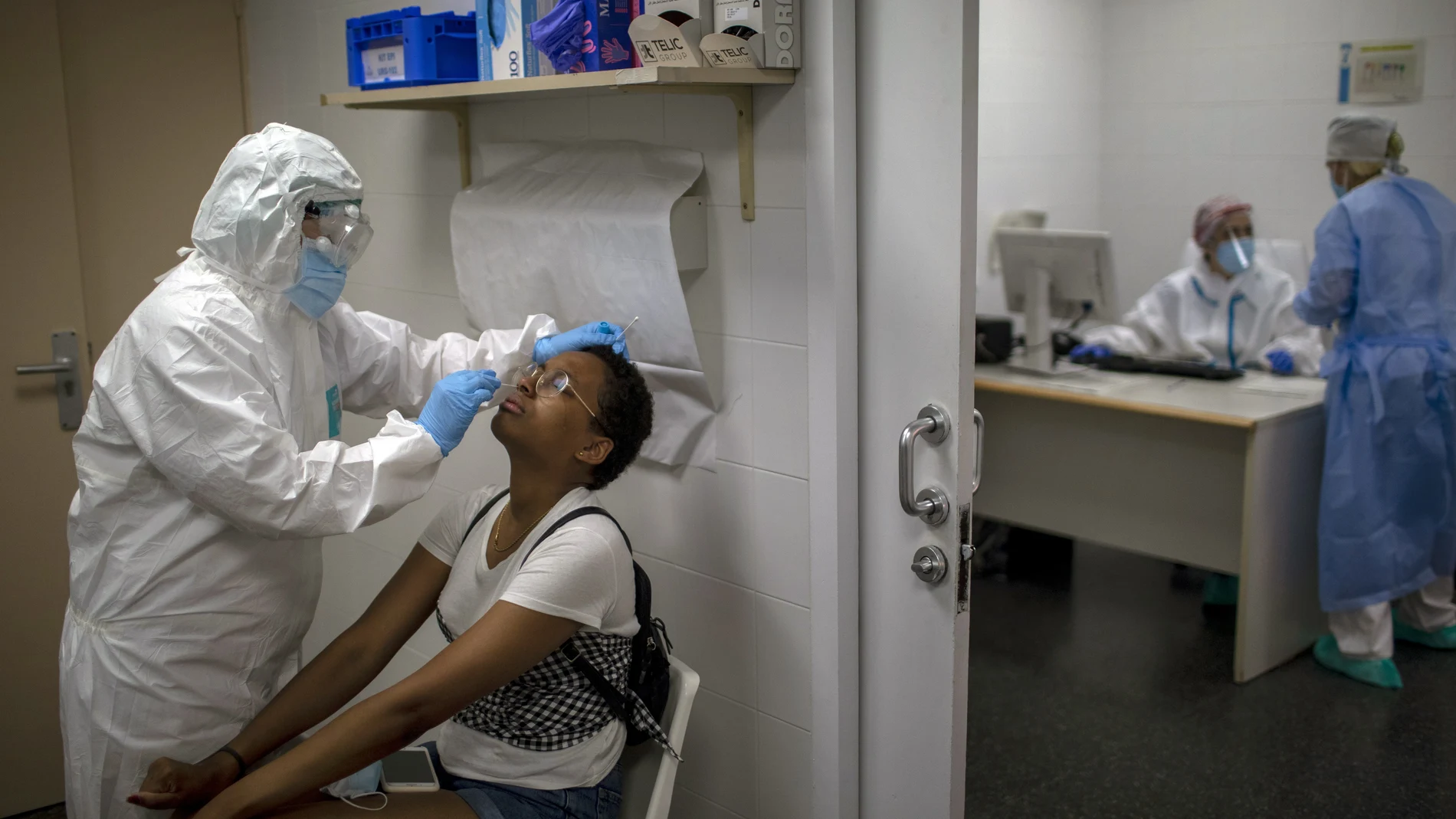 Una enfermera toma muestras para hacer una prueba PCR en un CAP de L'Hospitalet de Llobregat. (AP Photo/Emilio Morenatti)