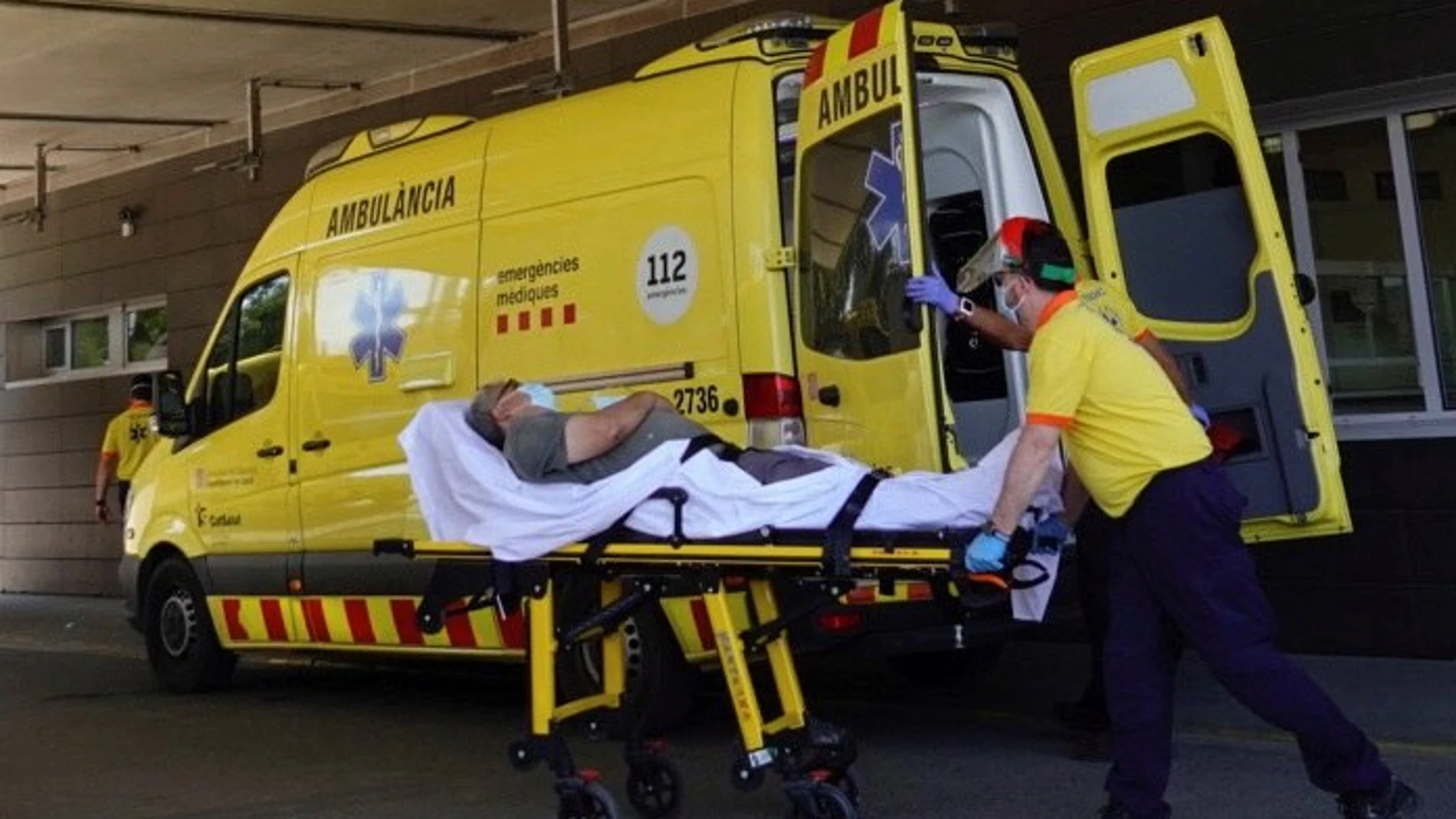 Técnicos sanitarios transportan a un enfermo en la entrada de urgencias del hospital Arnau de Vilanova de Lleida. EFE/Alejandro García.