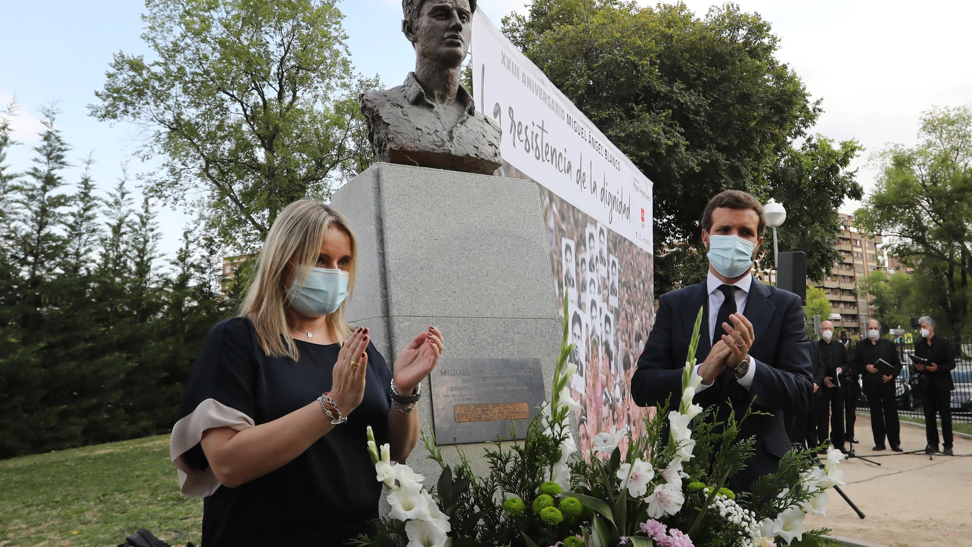 El líder del PP, Pablo Casado, entre otros homenajearon al edil de Ermua, Miguel Ángel Blanco, en presencia de su hermana Mari Mar, presidenta de la Fundación de Víctimas.