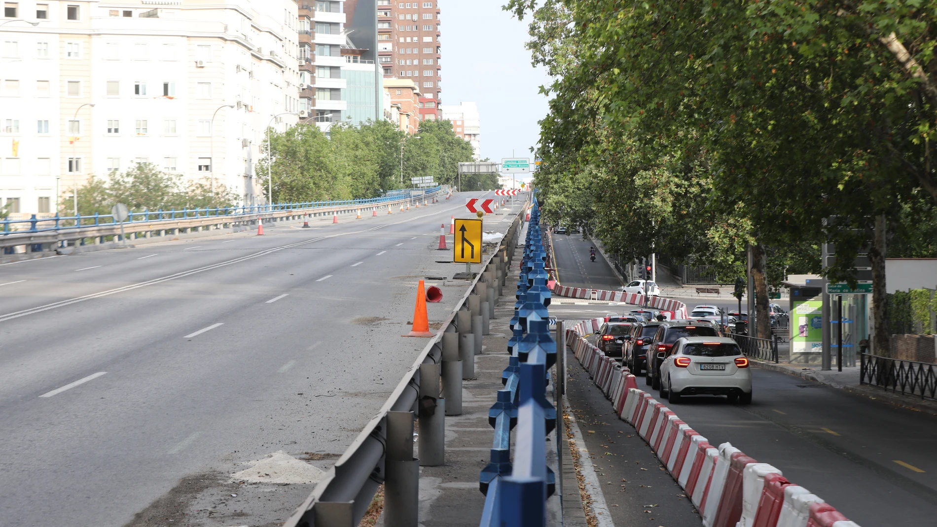 El puente que une las calles de Joaquín Costa y Francisco Silvela sobre la glorieta de López de Hoyos y Príncipe de Vergara, cortado al tráfico, en Madrid.