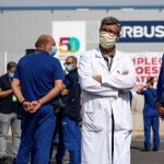 Los trabajadores de la planta de Airbus de Illescas durante la concentración a las puertas de la fábrica este martes
