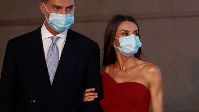 GRAF7561. MADRID, 13/07/2020.- El rey Felipe VI (i) y la reina Letizia llegan a la ceremonia de entrega de los Premios Mariano de Cavia, Luca de Tena y Mingote, este lunes en Madrid. EFE/ Mariscal