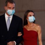GRAF7561. MADRID, 13/07/2020.- El rey Felipe VI (i) y la reina Letizia llegan a la ceremonia de entrega de los Premios Mariano de Cavia, Luca de Tena y Mingote, este lunes en Madrid. EFE/ Mariscal