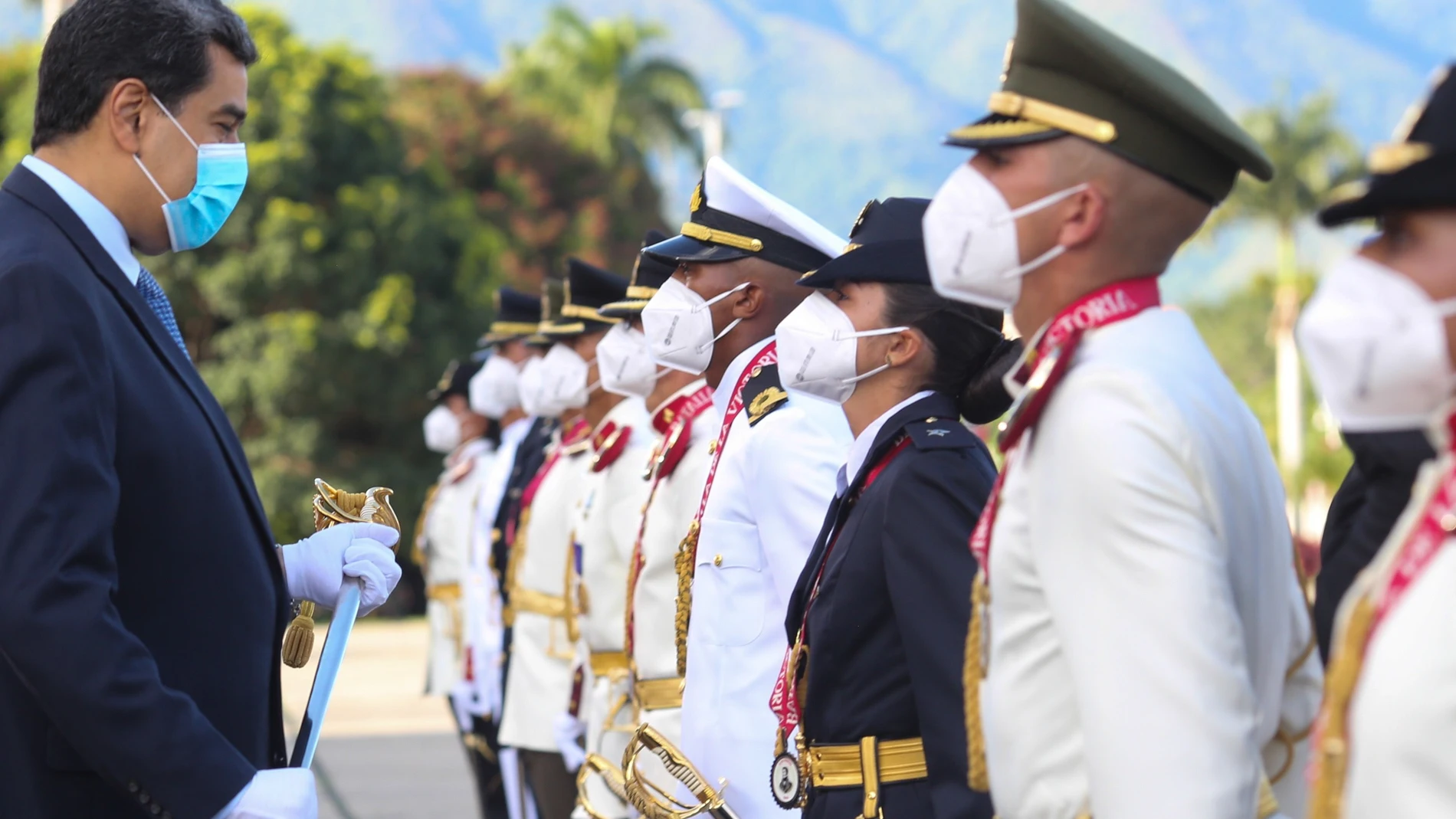 AME2367. CARACAS (VENEZUELA), 14/07/2020.- Fotografía del 7 de julio del 2020, cedida por Prensa de Miraflores, donde se observa al presidente de Venezuela, Nicolás Maduro, tomar parte en el acto de graduación conjunta de Oficiales Comando y Técnicos egresados de la Universidad Militar en Caracas (Venezuela). "El Partido Socialista Unido de Venezuela es mucho más que un partido". La frase no es (solo) un eslogan electoral de la formación política que fundó Hugo Chávez. Es la última sentencia del presidente Nicolás Maduro que muestra cómo, en plena pandemia, empuja al PSUV hacia la simbiosis con el Estado. EFE/PRENSA MIRAFLORES/ NO VENTAS/ SOLO USO EDITORIAL