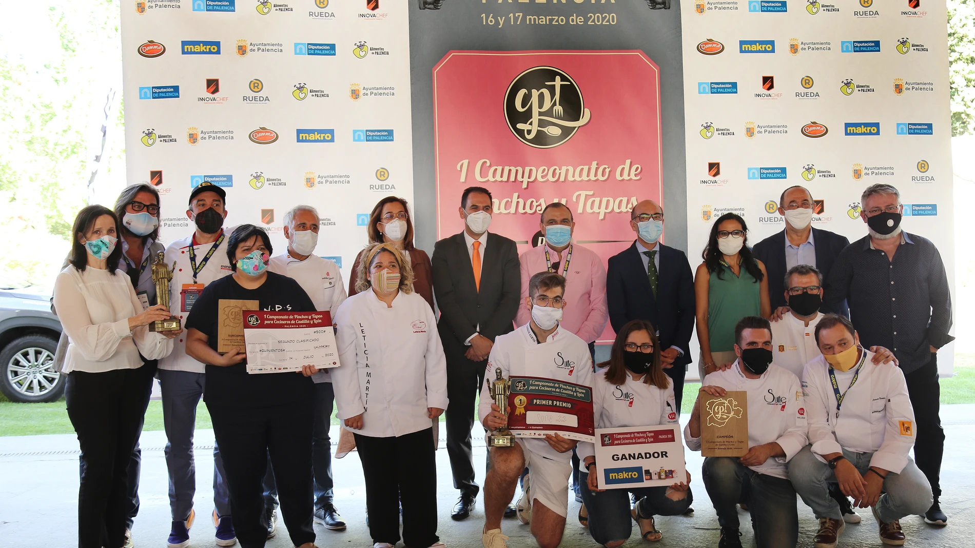 El consejero de Cultura y Turismo, Javier Ortega junto la presidenta de la Diputación, Ángeles Armisén y al alcalde de la ciudad, Mario Simón, posan junto a los ganadores de esta edición y a los cocineros mienbros del jurado