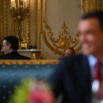 El presidente del Gobierno, Pedro Sánchez (d) y el presidente de la República Francesa, Emmanuel Macron (reflejado en el espejo), en el Palacio del Elíseo, el miércoles