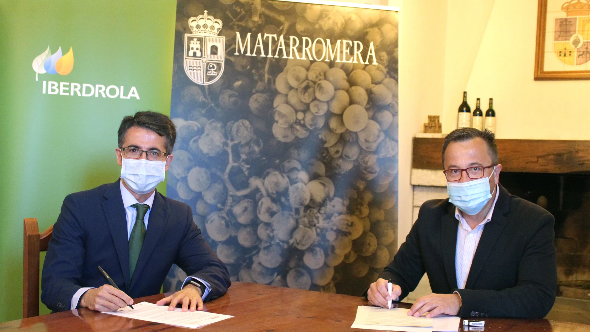 El director comercial de Iberdrola en Castilla y León, Celiano García, y el director de Operaciones de Bodegas Familiares Matarromera, Alberto Guadarrama.