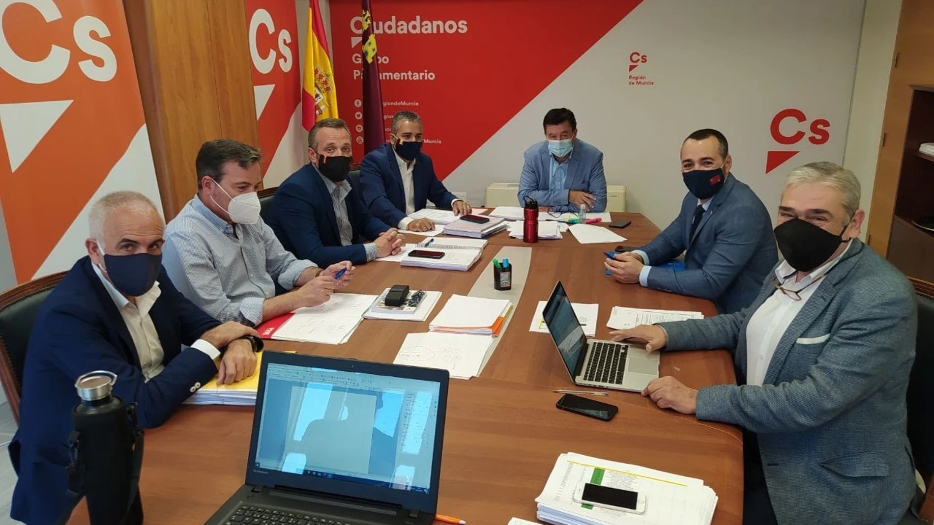 Cs, PP y PSOE pactan ampliar la zona protegida en torno al Mar Menor de 500 a 1.500 metros