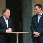 El presidente del Gobierno, Pedro Sánchez (d), y el primer ministro sueco, Stefan Löfven (i)