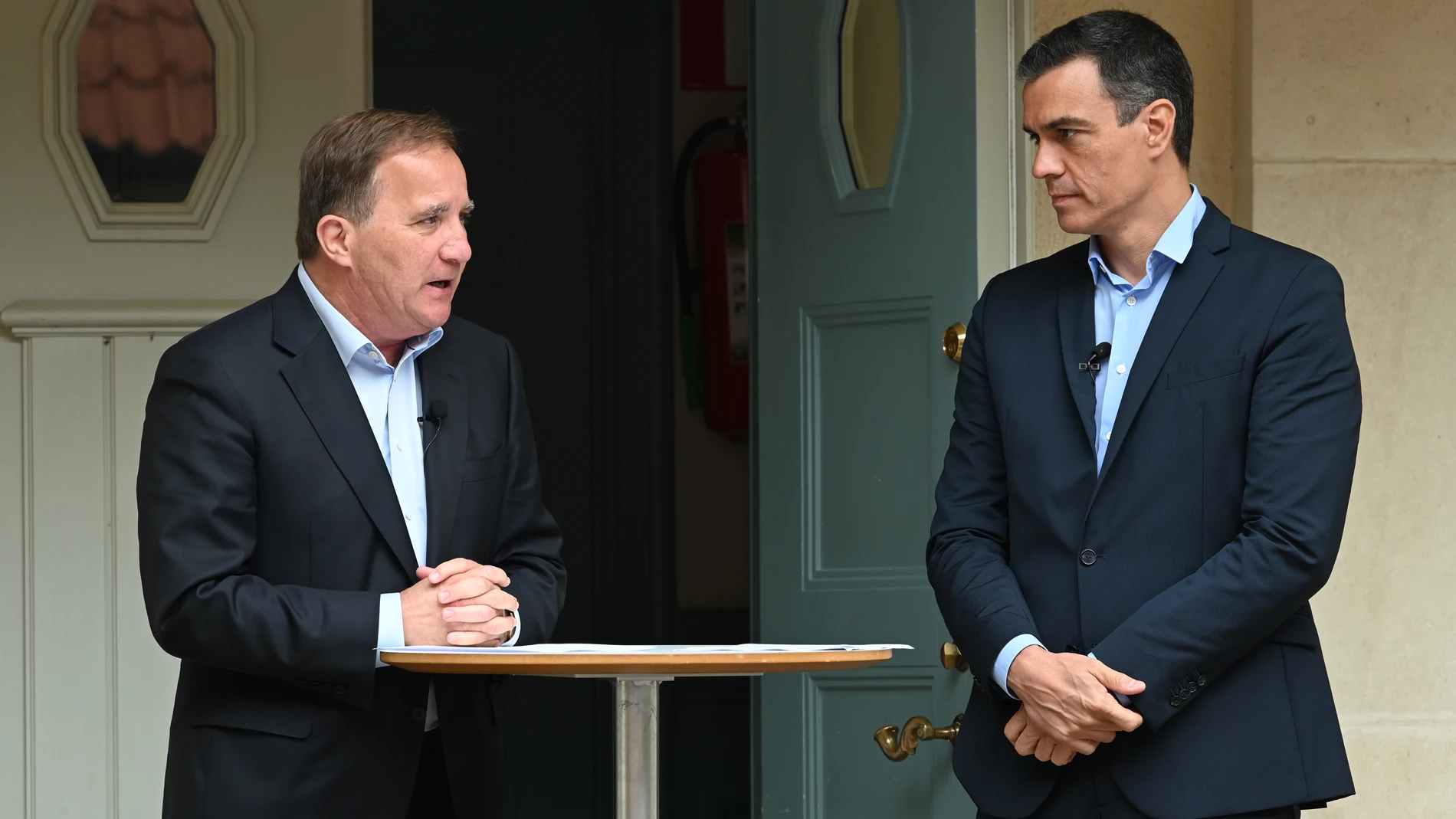El presidente del Gobierno, Pedro Sánchez (d), y el primer ministro sueco, Stefan Löfven (i)