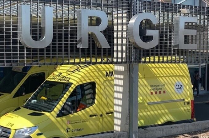 Una ambulancia en el área de urgencias del Hospital Universitario Arnau de Vilanova de Lleida. EUROPA PRESS