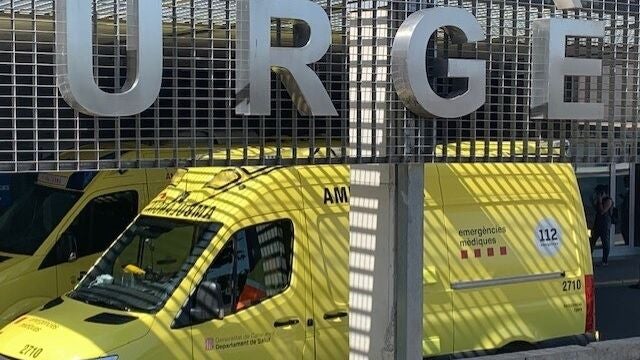 Una ambulancia en el área de urgencias del Hospital Universitario Arnau de Vilanova de Lleida. EUROPA PRESS