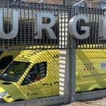 Una ambulancia en el área de urgencias del Hospital Universitario Arnau de Vilanova de Lleida. EUROPA PRESS