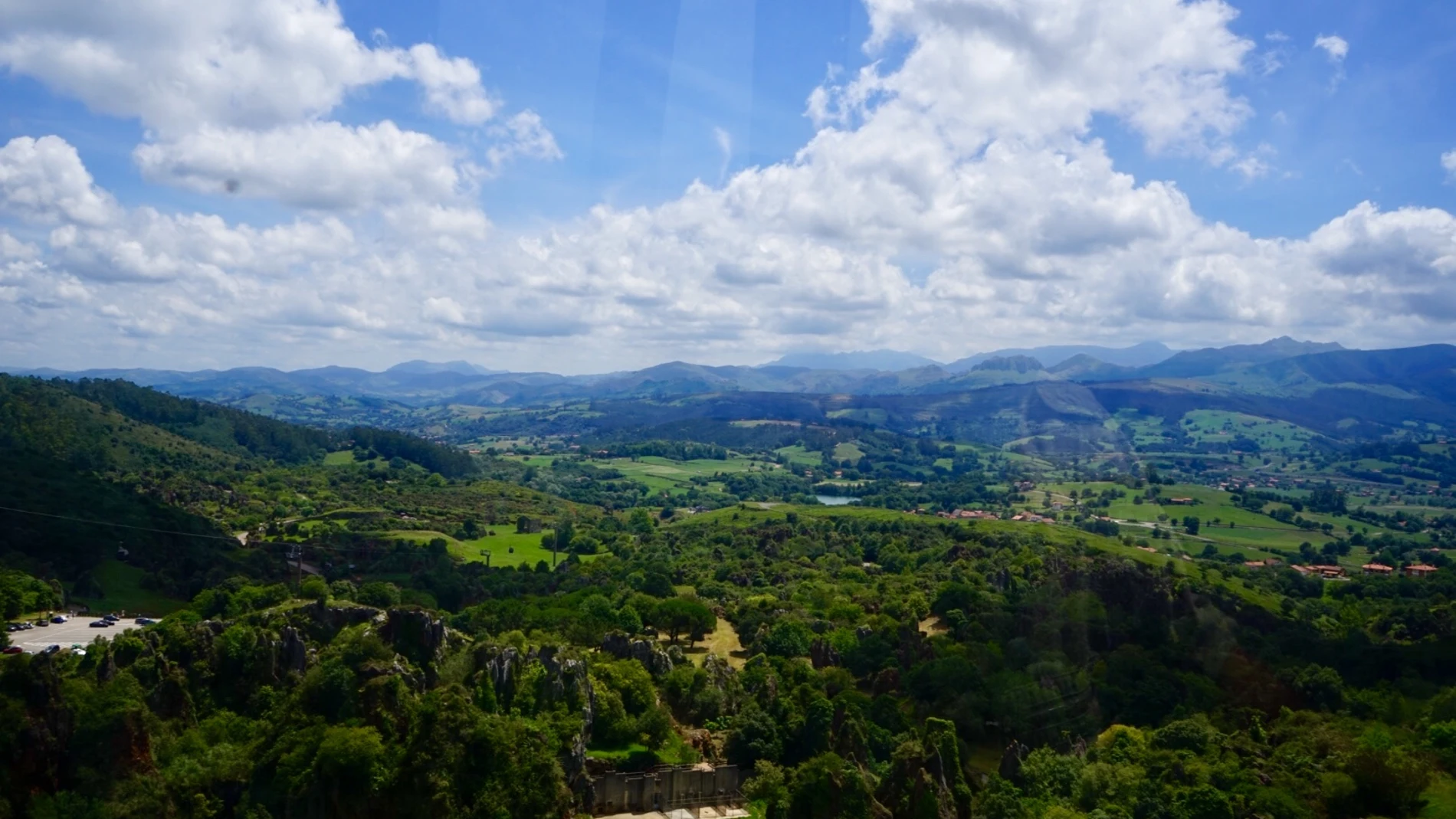 No puedes perderte el espectáculo del paisaje cántabro desde el teleférico de Cabárceno.