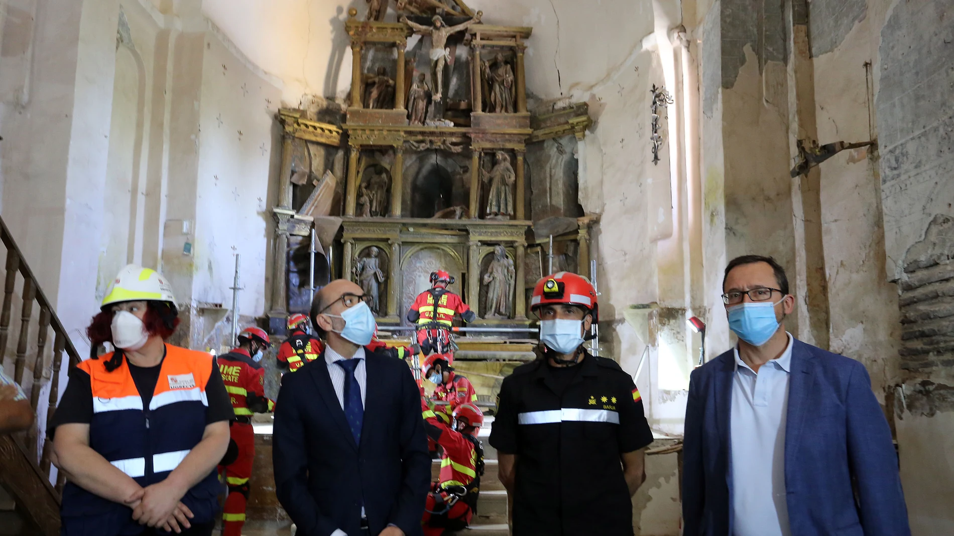 El consejero de Cultura y Turismo, Javier Ortega Álvarez, visita la operación de emergencia que la Unidad Militar de Emergencias (UME) está realizando en la iglesia de la Asunción, en Almenara de Adaja (Valladolid).
