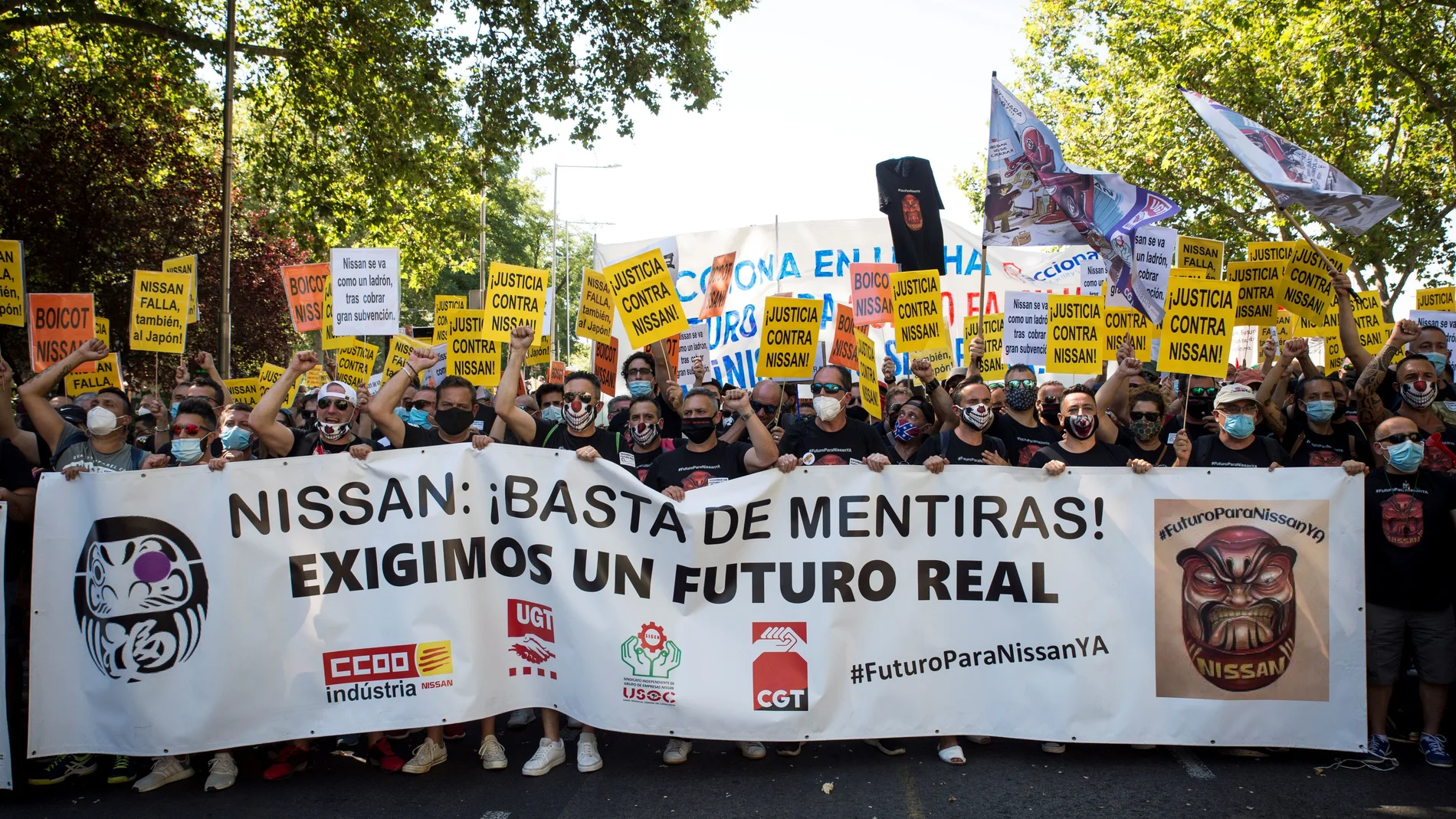 Unos 1.500 trabajadores de Nissan protestan en Madrid por cierre de fábricas